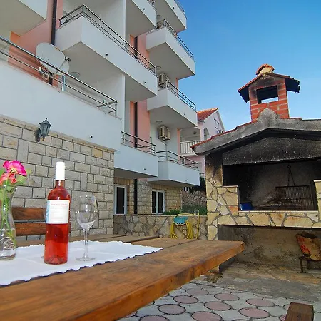 Kairos Apartment